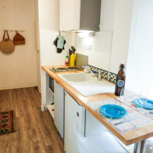 La cuisine aménagée et fonctionnelle - Studio Pied à Terre Sainte - Location courte durée à St Pierre, la Réunion