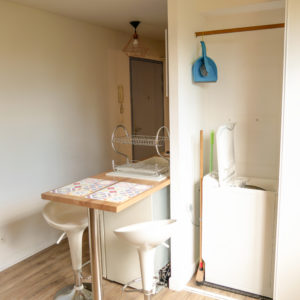 Le studio est équipé d'un lave-linge - Studio Pied à Terre Sainte - Location courte durée à St Pierre, la Réunion