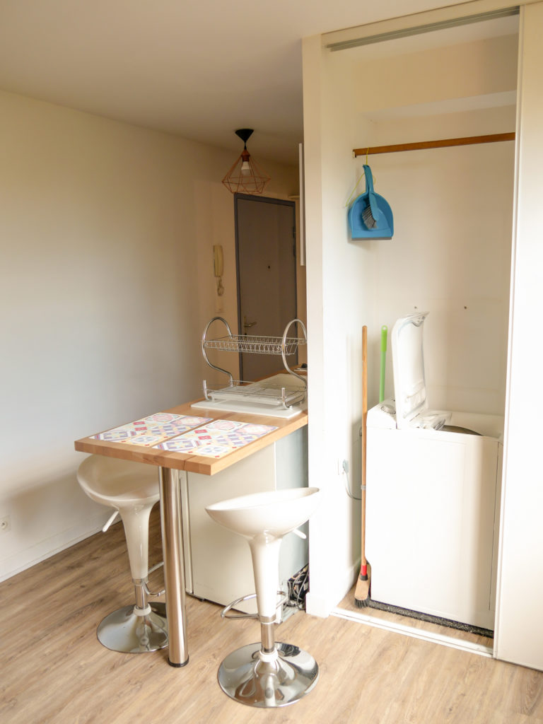 Le studio est équipé d'un lave-linge - Studio Pied à Terre Sainte - Location courte durée à St Pierre, la Réunion