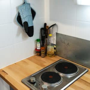 La cuisine aménagée et fonctionnelle - Studio Pied à Terre Sainte - Location courte durée à St Pierre, la Réunion